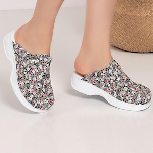 Dark Floral Pattern Women&#39;s Clogs – Comfortable Orthopaedic Slip On Work Shoes for Healthcare, Clinics and Professionals
