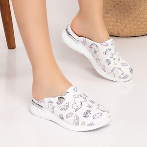 Zuecos ortopédicos con estampado de unicornio para mujer: bonitos zapatos médicos sin cordones con diseño de dibujos animados coloridos para enfermeras, estudiantes y soñadoras.