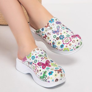 Bright Floral Print Nursing Clogs with Butterfly Pattern – Orthopedic Women’s Shoes for Clinic, Hospital, or Casual Outfits