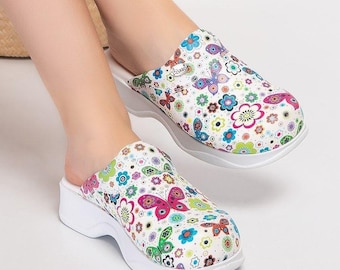 Helle Blumen Clogs mit Schmetterlingsmuster – Orthopädische Damenschuhe für Praxis, Krankenhaus oder Freizeit