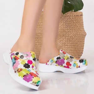 Colorful Flower Patterned Orthopedic Clogs for Women – Supportive Nursing Work Shoes, Slip Resistant, Stylish and Comfy