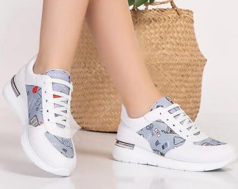 Orthopädische Nursing-Sneaker für Damen - Schnürschuhe in Weiß oder Grau mit medizinischem Aufdruck für lange Schichten, medizinisches Personal und täglichen Komfort