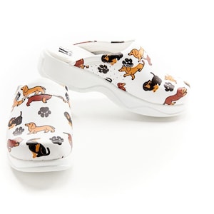 Cartoon Dog Print Orthopedic Leather Clogs – White Medical Work Shoes for Nurses, Vets, Dog Lovers, Lightweight Slip-On