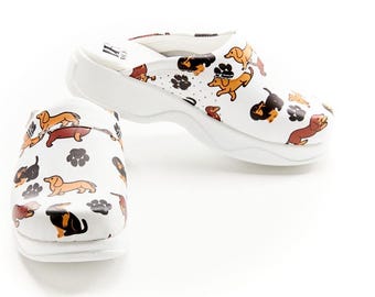 Zuecos ortopédicos de cuero con estampado de perro de dibujos animados – Zapatos médicos blancos para enfermeras, veterinarios y amantes de los perros, ligeros y fáciles de poner.