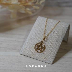 Pentagramhalsband - Pentakelhänge, Pentagram, Femuddiga Stjärnelement, Häxor - Förgyllt rostfritt stål.
