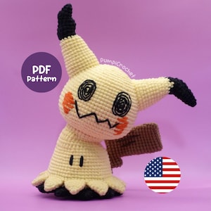 Può includere: Peluche Mimikyu all'uncinetto in crema, nero e arancione. Il peluche presenta occhi neri, una bocca a zig-zag e segni arancioni sulle guance. L'immagine include una grafica "PDF Pattern" e una bandiera americana.