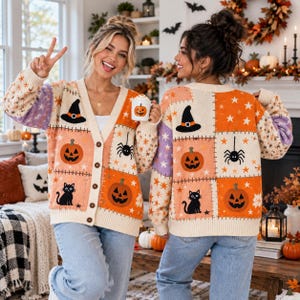 Puede incluir: Un cárdigan de punto abotonado con un diseño de parches con motivos de Halloween que incluyen gatos negros, calabazas naranjas, sombreros de bruja y arañas sobre un fondo crema, naranja y morado, con mangas largas.