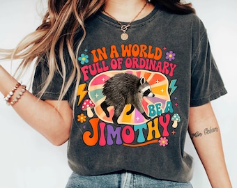Retro-Waschbär-T-Shirt: In einer Welt voller Gewöhnlichkeit sei ein Jimothy-Grafik-T-Shirt