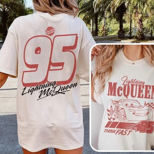 Puede incluir: Camiseta color crema con un gr&aacute;fico rojo de Rayo McQueen y el n&uacute;mero 95. El dise&ntilde;o incluye el texto "Lightning McQueen" y "Think Fast". La parte posterior de la camiseta tambi&eacute;n muestra el n&uacute;mero 95 y "Lightning McQueen".