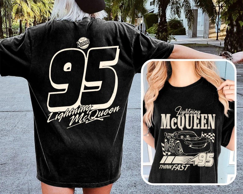 Puede incluir: Camiseta negra con el n&uacute;mero blanco "95" y el texto "Lightning McQueen". La parte trasera tiene el logo "Rust-eze". La parte delantera presenta un dise&ntilde;o de Lightning McQueen y el texto "Think Fast".