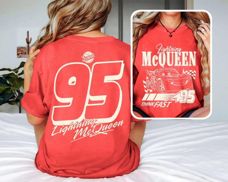 Puede incluir: Camiseta roja con gr&aacute;ficos de Rayo McQueen. La parte trasera muestra un gran "95" con el texto "Lightning McQueen". La parte delantera tiene una imagen m&aacute;s peque&ntilde;a del personaje con el texto "Lightning McQueen", "Think Fast" y "95".