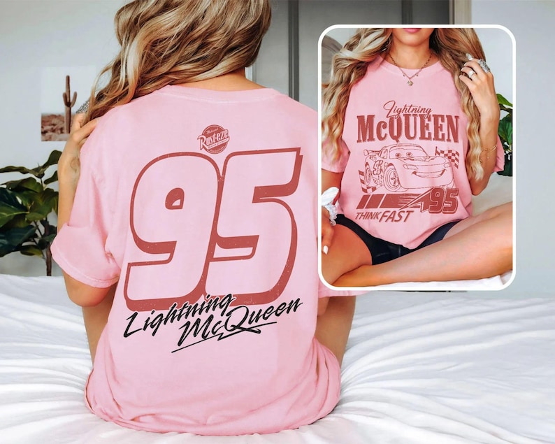 Puede incluir: Camiseta rosa claro con el n&uacute;mero "95" y las palabras "Lightning McQueen" en color granate. La camiseta tambi&eacute;n tiene el logotipo "Rusteze". La parte delantera de la camiseta tiene un gr&aacute;fico de Rayo McQueen con el texto "Lightning McQueen" y "Think Fast".