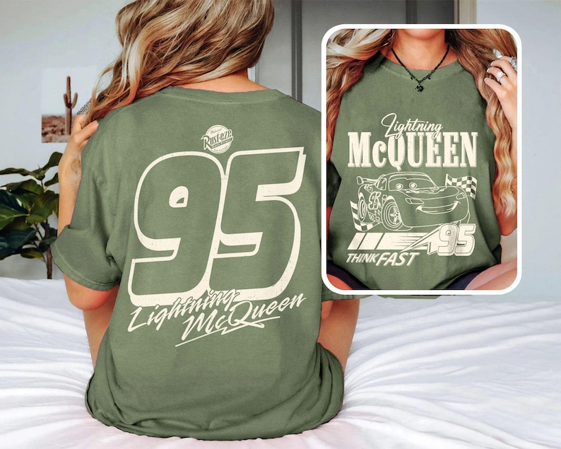 Puede incluir: Camiseta verde oliva con el n&uacute;mero 95 y la inscripci&oacute;n "Lightning McQueen" en la espalda. La parte delantera de la camiseta muestra un gr&aacute;fico de Rayo McQueen con el texto "Think Fast".