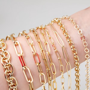 Może przedstawiać: Zestaw trzech ceramicznych kubków z nakrapianym, matowym wykończeniem. Kubki są w odcieniach kremu, jasnoszarym i ciemnoszarym. Każdy kubek ma prosty, minimalistyczny design.