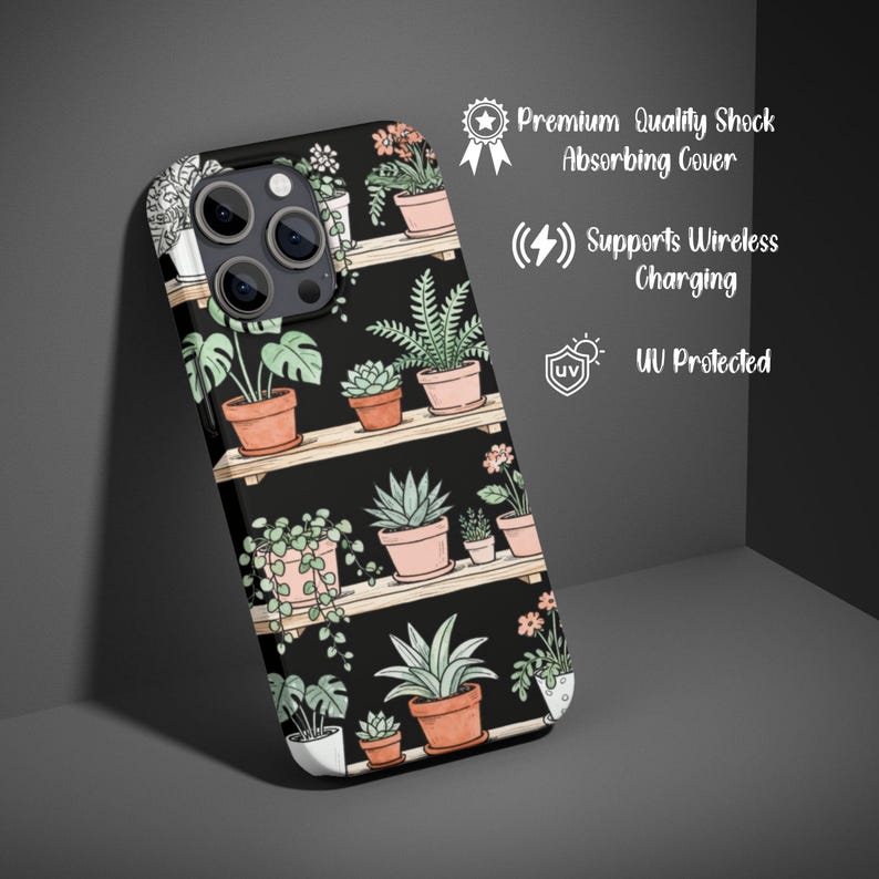 Puede incluir: Funda de tel&eacute;fono negra con una ilustraci&oacute;n bot&aacute;nica de plantas en macetas sobre estantes. La funda tiene un acabado mate e incluye el texto "Premium Quality Shock Absorbing Cover", "Supports Wireless Charging" y "UV Protected".