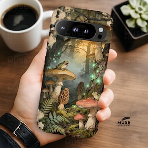 Puede incluir: Funda de teléfono con una escena de bosque caprichosa, con setas, helechos y ranas. El diseño incluye varios tipos de setas, con una rana posada encima de una seta grande. La funda tiene una textura similar a la madera.