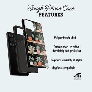 Puede incluir: Funda de tel&eacute;fono negra con un dise&ntilde;o bot&aacute;nico de plantas en macetas sobre estantes. La funda est&aacute; etiquetada como "Tough Phone Case" e incluye caracter&iacute;sticas como una carcasa de policarbonato y un forro de silicona para protecci&oacute;n. Compatible con MagSafe.