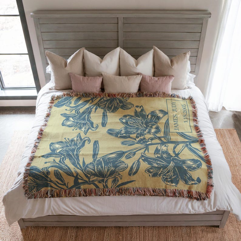 Floral Blanket, Unique Flower Design Throw, Vintage Inspired Tapestry, Elegant Home Decor, Living Room Essentials, Cozy Blanket
