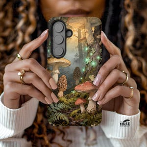 Puede incluir: Funda de teléfono con una ilustración detallada de setas en un bosque. El diseño presenta varios hongos en tonos rojos, marrones y beige, con una pequeña rana. La funda tiene un módulo de cámara negro.