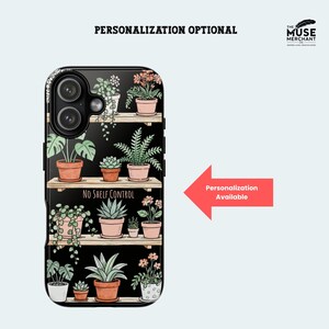 Puede incluir: Funda de tel&eacute;fono negra con un dise&ntilde;o bot&aacute;nico de plantas en macetas sobre estantes. La funda tiene el texto "NO SHELF CONTROL" y las palabras "PERSONALIZATION OPTIONAL" en la parte superior. Una flecha roja indica que la personalizaci&oacute;n est&aacute; disponible.