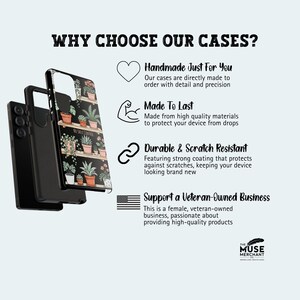 Puede incluir: Una funda de tel&eacute;fono negra con un dise&ntilde;o bot&aacute;nico con plantas en macetas en estantes. La imagen tambi&eacute;n incluye el texto "&iquest;Por qu&eacute; elegir nuestras fundas?" y destaca caracter&iacute;sticas como la calidad artesanal y la resistencia a los ara&ntilde;azos.