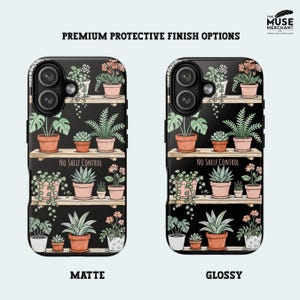 Puede incluir: Dos fundas para tel&eacute;fono con fondo negro, con un dise&ntilde;o de estanter&iacute;a para plantas. El dise&ntilde;o incluye varias plantas en macetas en macetas de terracota, con el texto "NO SHELF CONTROL". Una funda tiene un acabado mate, la otra un acabado brillante.