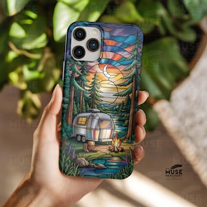 Puede incluir: Funda de teléfono colorida con una escena de camping. El diseño incluye una caravana plateada, una fogata, árboles, un río y una puesta de sol con una luna creciente. La funda tiene un estilo de vidriera.