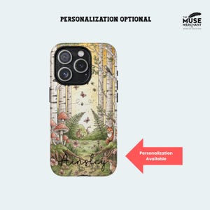 Op de afbeelding: Telefoonhoesje met een bosillustratie, inclusief berken, paddenstoelen en een vos. De naam "Ainsley" staat op de hoes. Tekst op de hoes luidt "Personalisatie optioneel" en "Personalisatie beschikbaar".