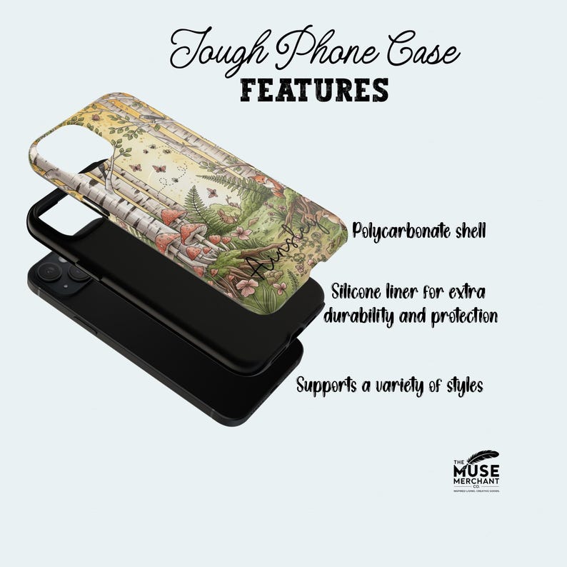 Op de afbeelding: Een stevige telefoonhoes met een bosontwerp met berken, paddenstoelen en varens. De hoes heeft een polycarbonaat schaal en een siliconen voering voor extra duurzaamheid en bescherming. De tekst "Tough Phone Case FEATURES" staat bovenaan.