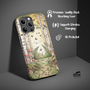 Op de afbeelding: Een telefoonhoesje met een bosillustratie, inclusief berken, paddenstoelen, vlinders en een vos. De hoes heeft een op de natuur ge&iuml;nspireerd ontwerp met de tekst "Premium Quality Shock Absorbing Cover", "Supports Wireless Charging" en "UV Protected".