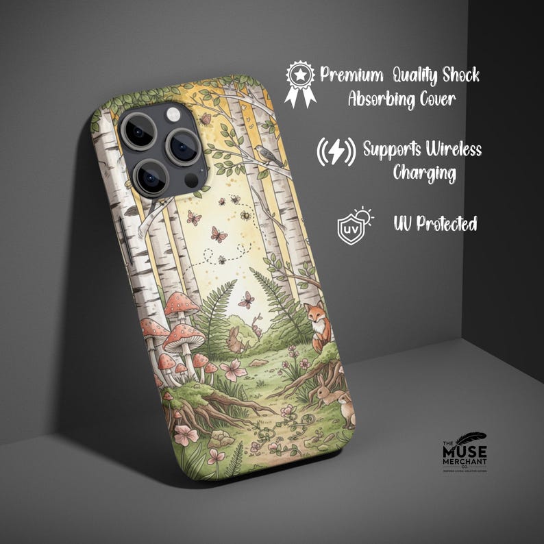 Op de afbeelding: Een telefoonhoesje met een bosillustratie, inclusief berken, paddenstoelen, vlinders en een vos. De hoes heeft een op de natuur ge&iuml;nspireerd ontwerp met de tekst "Premium Quality Shock Absorbing Cover", "Supports Wireless Charging" en "UV Protected".