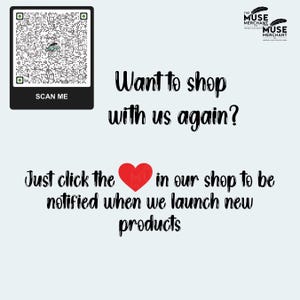Puede incluir: Gr&aacute;fico promocional con el texto "&iquest;Quieres volver a comprar con nosotros?" y "Simplemente haz clic en el ❤️ en nuestra tienda para ser notificado cuando lancemos nuevos productos." Tambi&eacute;n hay un c&oacute;digo QR y el logotipo de la tienda.