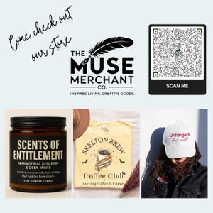 Op de afbeelding: Een advertentie voor The Muse Merchant Co. met een verscheidenheid aan producten. De afbeelding bevat een kaars, een t-shirt en een hoed. De kaars is gelabeld met "Scents of Entitlement". Het t-shirt zegt "Skelton Brew Coffee Club". De hoed zegt "Unhinged but cute."