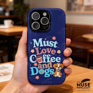 Può includere: Custodia per telefono blu navy con le parole "Must Love Coffee and Dogs" in un font giocoso. La custodia presenta una tazza di caffè e un'illustrazione di un cane dei cartoni animati. La custodia è tenuta in mano.