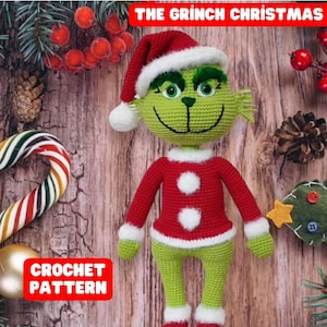 Puede incluir: Muñeco Grinch tejido a ganchillo, vestido con un traje y gorro de Papá Noel rojos con ribetes blancos. El Grinch es verde y sonriente, rodeado de decoraciones navideñas. El texto "THE GRINCH CHRISTMAS" y "CROCHET PATTERN" es visible.