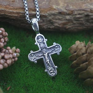 Puede incluir: Juego de tres tazas de cerámica con acabado mate moteado. Las tazas son de color crema, marrón claro y marrón oscuro. Diseño sencillo y minimalista, ideal para café o té.