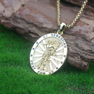 Collar de San Sebastián: Amuleto protector del atleta en plata de ley