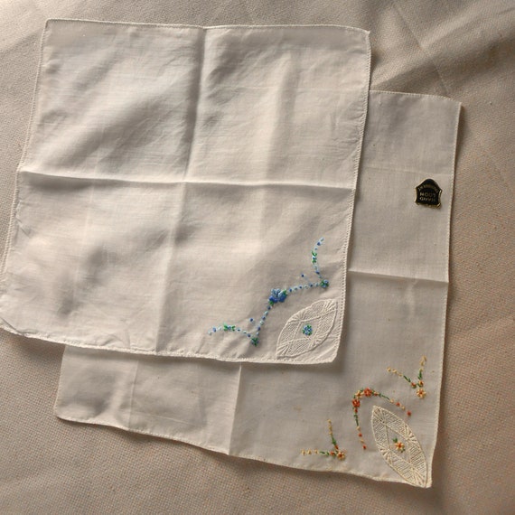 8 WHITE LINEN HANKIES Lot, Detailed Embroidery Design… Gem