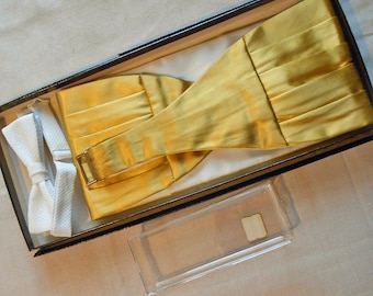 Vintage Gold Cummerbund Bow Tie Set Unworn Satin Pleated Adjustable Waist Boxed
