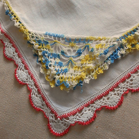 8 WHITE LINEN HANKIES Lot, Detailed Embroidery Design… Gem