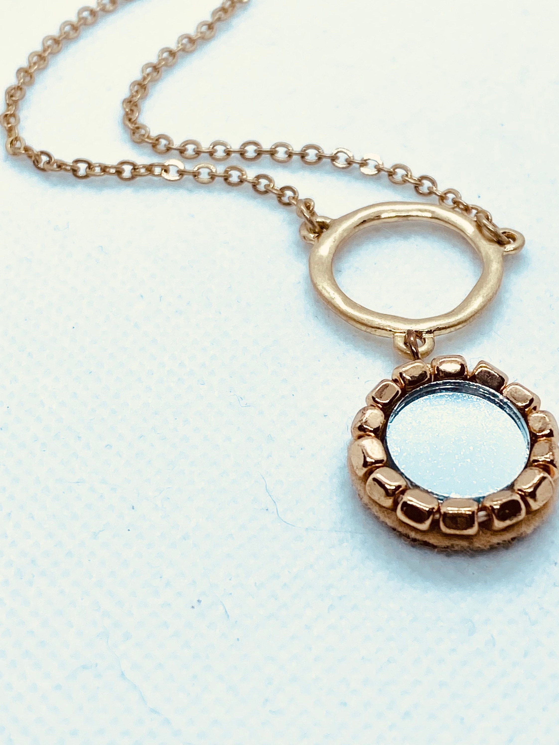 Le collier en forme de miroir (pas d'effet miroir) en plaqué or