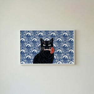 Könnte beinhalten: Gerahmter Kunstdruck mit einer schwarzen Katze, die einen rot-weißen Pilz im Maul hält. Der Hintergrund zeigt ein blau-weißes Wellenmuster. Das Kunstwerk wird an einer weißen Wand präsentiert.