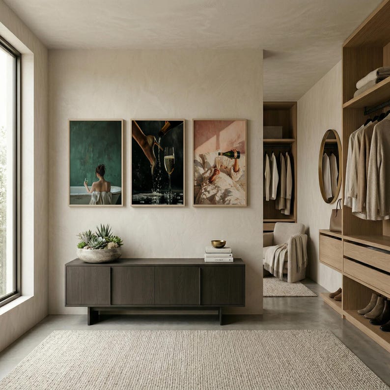 Peut inclure: Int&eacute;rieur moderne avec trois impressions encadr&eacute;es repr&eacute;sentant des sc&egrave;nes de d&eacute;tente et de luxe. Les impressions sont au-dessus d'un meuble en bois fonc&eacute; avec un arrangement de succulentes. Un dressing avec des v&ecirc;tements et un tapis compl&egrave;tent la pi&egrave;ce.