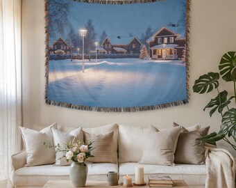 Wandtapijt met sneeuwdorpscène en stoffen muurkunst – Premium geweven winterdorpkunst voor huisdecoratie, gezellig seizoenscadeau