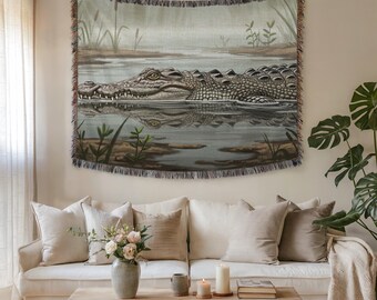 Wandtapijt en stoffen muurkunst moeraskrokodil alligator – Dark Wildlife Decor, Moody Wetland Aesthetic Home Decor