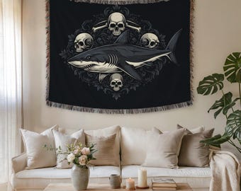 Donkergotisch wandtapijt haai en stoffen muurkunst – Premium geweven piratenschedel oceaandecor voor woondecoratie, edgy esthetisch cadeau