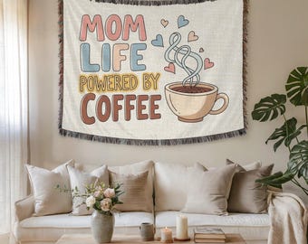 Mom Life Powered by Coffee Wandtapijten en stoffen muurkunst – Premium geweven vintage woondecoratie Moederdagcadeau Leuke typografie
