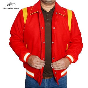 Jaqueta vermelha universitária masculina – estilo bomber de lã com listras amarelas, casaco retrô estilo letterman dos anos 80, agasalho clássico com visual universitário