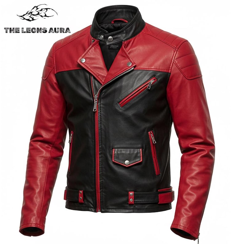 Puede incluir: Chaqueta de cuero de dos tonos con mangas y hombros rojos y cuerpo negro. La chaqueta presenta una cremallera frontal, bolsillos y el texto "THE LEONS AURA" en la parte superior. Estilo motero cl&aacute;sico.