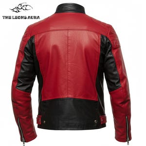 Puede incluir: Chaqueta de cuero roja y negra con cuello alto y mangas con cremallera. La parte trasera de la chaqueta es principalmente roja, con mangas negras y una secci&oacute;n inferior negra. El texto "THE LEONS AURA" es visible en la parte superior.